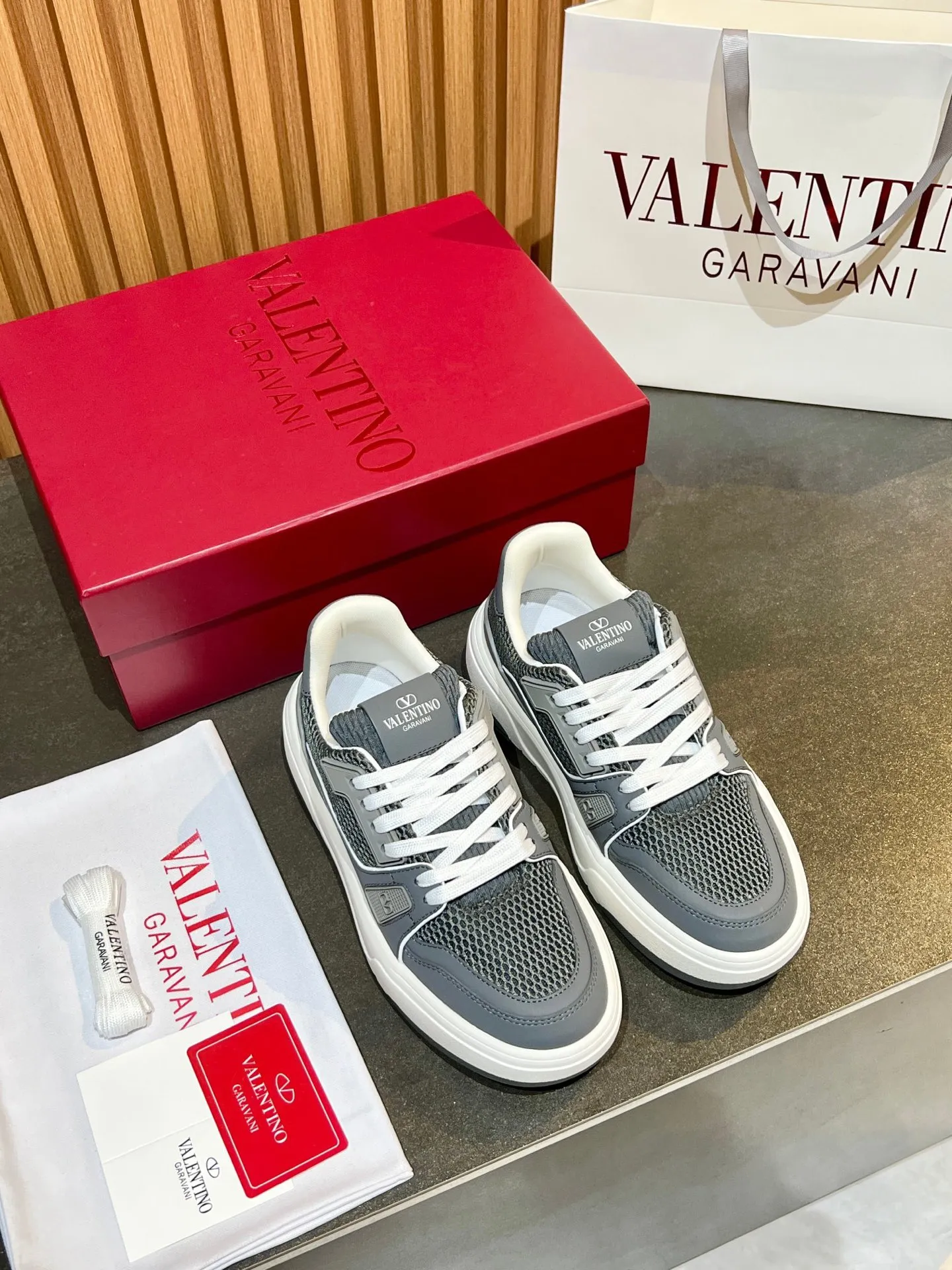 Men's men's shoes 💰640 VLNT Valentino 𝑶𝒏𝒆𝑺𝒕𝒖𝒅 Couple's sneakers series Valentino 2025 latest couple's sneakers, same style for celebrities, hot sale. Original ZP purchase and dismantling. Repeated pattern making and modification. Trying to restore 1:1 original version! Top luxury masterpiece, soft and comfortable, breathable and light, combines fashion and leisure, brings excellent and elegant texture and excellent on-foot comfort. Top purchasing version upper: imported high-end breathable mesh/original oil edge craftsmanship. Inner: imported mesh. Outsole: original development 𝐓𝐏𝐔 two-color combination outsole. Packaging: original configuration complete package. Code number: 35/44 (customized 45 46). Can be customized (self-labeled - no label) order.